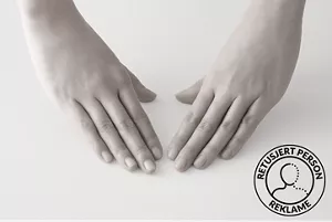 To hender med håndflatene ned, klare til å starte en hudpleierutine