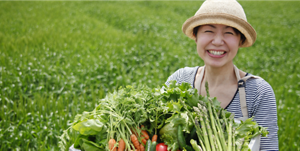 野菜を持っている笑顔の女性