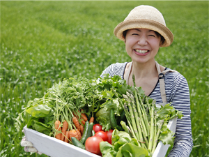 野菜を持っている笑顔の女性