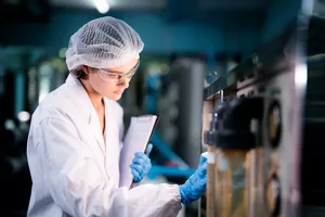 微生物生産物の精製評価を行う研究者