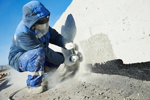 塗装表面を削る様子