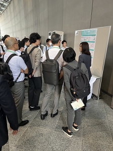 多くの来場者でにぎわったポスターセッション