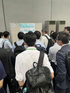 多くの来場者でにぎわったポスターセッション