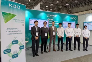 展示会の花王メンバー（花王ブース前）