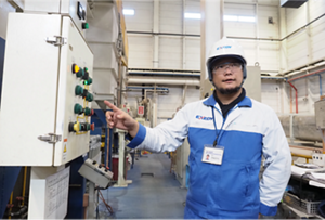 Factory manager Kinugawa talks about the factory's consideration for the work environment.
