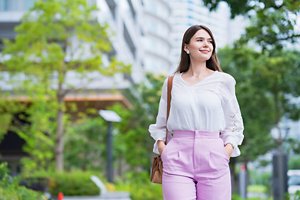 笑顔で屋外を歩く女性