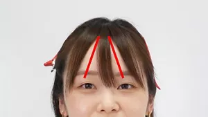 前髪を眉間部分と左右の3ブロックに分ける画像