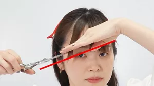 サイドから眉間へ向けて斜めに切る画像