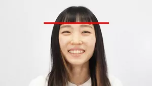 横一直線にそろえた、ぱっつん前髪の仕上がりの画像