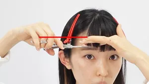 サイドから眉間まで横に真っすぐ切る画像