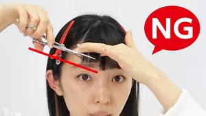 悪い例：ぱっつん前髪カットのときに、指とハサミが斜めになった状態の画像
