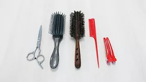 前髪のセルフカットに使うハサミ、ブラシ、クシ、ヘアクリップの画像