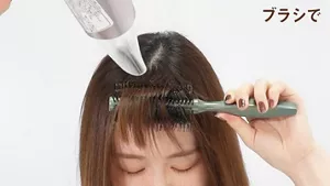 ブラシとドライヤーで前髪のクセを取る画像