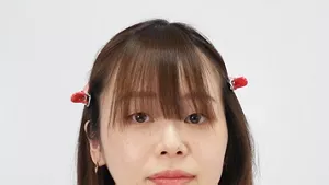 前髪を取り分け、左右の髪をピンで留めた状態の画像