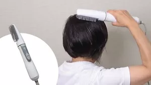 くるくるドライヤーの製品イメージと、くるくるドライヤーでつむじ周りの根元を立ち上げながら乾かしている画像