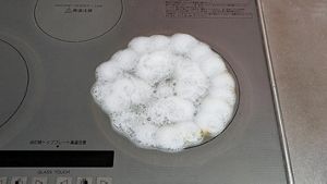 焦げ付きもスッキリ】IHクッキングヒーターの簡単な掃除方法！│花王