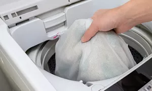 洗濯ネットに入れた衣類のイメージ