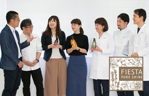 フィエスタピュアシャインの開発プロジェクトメンバーが談笑している写真