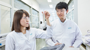 研究開発をしている従業員の写真。