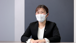 インタビューに回答する朴さんの写真