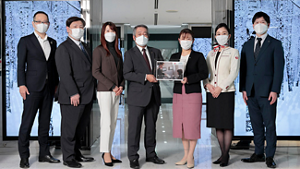  日本航空の朴さん、松本さん、大西さんと花王・KPS担当者の集合写真。