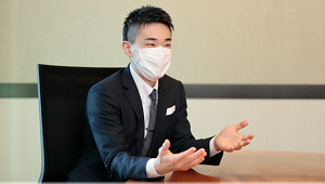 インタビューに答える荒川さんの写真