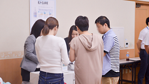 セミナー参加者に商品の説明をするKPSスタッフの写真