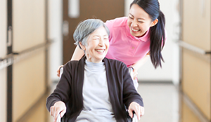 笑顔の介護士とご利用者様の写真