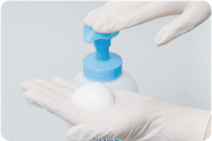 ポンプから泡状の洗浄料が出ることを表す写真。