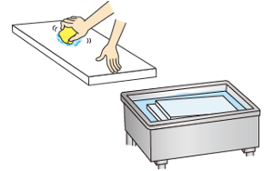 まな板をこすり洗い、漬け置き消毒しているイラスト。