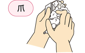 爪ブラシを使って爪の間をブラシイングするイラスト