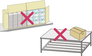 NG例。外装段ボールに入ったままのお弁当容器を棚に置いて保管しているイラストと、入荷箱を作業台に置いたままにしている様子のイラスト。