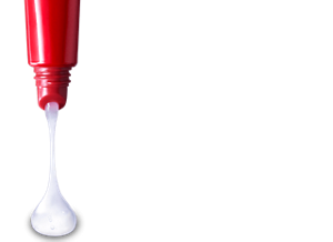 質地濃厚的精華護唇蜜緊貼嘴唇， 為雙唇注滿滋潤， 潤澤、明亮的嘴唇令臉部整體煥發光彩。 