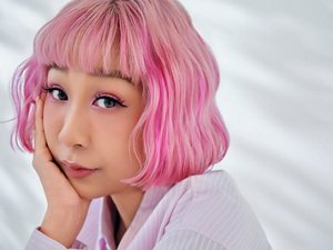 こちらを見つめている青山テルマさん