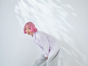 楽しそうに笑っている青山テルマさん