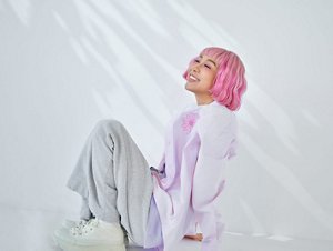 笑顔でリラックスした青山テルマさん