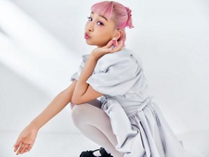 しゃがんでポーズをとっている 青山テルマさん