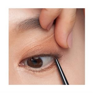 アイライン引き方