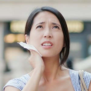 汗や皮脂の分泌が多い女性（イメージ）