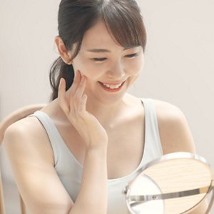 スキンケアをする女性（イメージ）