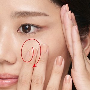 毛穴を目立たせないようにクルクルと塗る