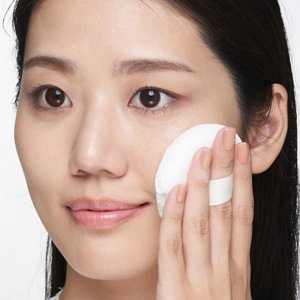 仕上げに肌にフェイスパウダーをのせる
