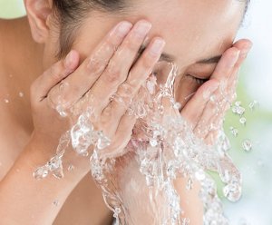 洗顔している女性の画像