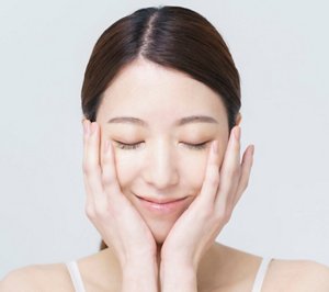 肌の状態を確かめている女性の画像