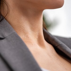 汗をかく女性