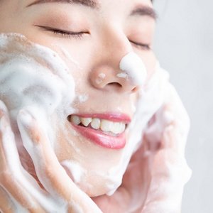 洗顔で汗や皮脂などを取り去る女性