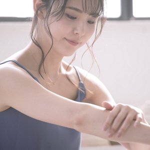 ボディに日やけ止めを塗る女性