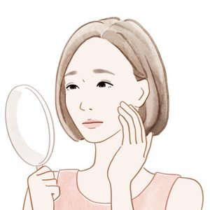 手鏡で肌悩み部分を確認している女性