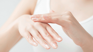 手肌をいたわるハンドマッサージのサムネイル画像