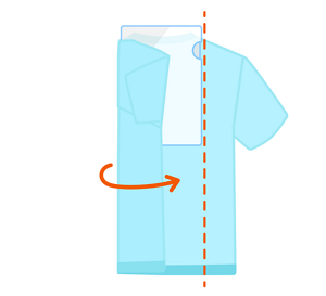 クリアファイルの横幅に沿って、 Tシャツの両サイドを内側に折るイメージ